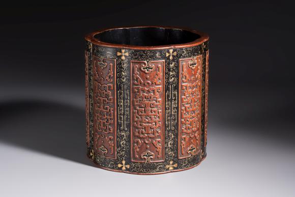 Rob Michiels AuctionsA Chinese gilt black-lacquered huanghuali brush pot with chilong design, Kangxi/Yongzheng