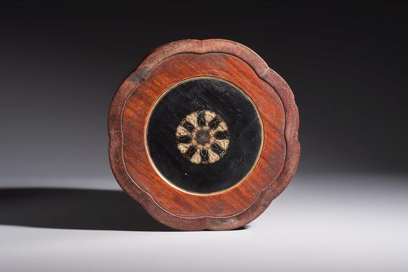 Rob Michiels AuctionsA Chinese gilt black-lacquered huanghuali brush pot with chilong design, Kangxi/Yongzheng