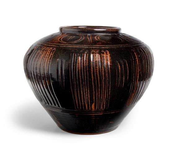 RoseberysUrsula Mommens (1908-2010)?

Large fluted jar with incised
