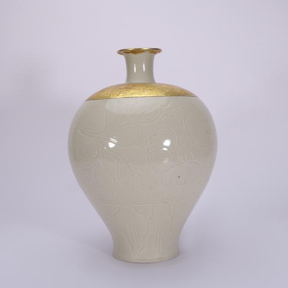 春和美術(shù)宋 鎏金鑲嵌定窯白釉花卉紋瓶