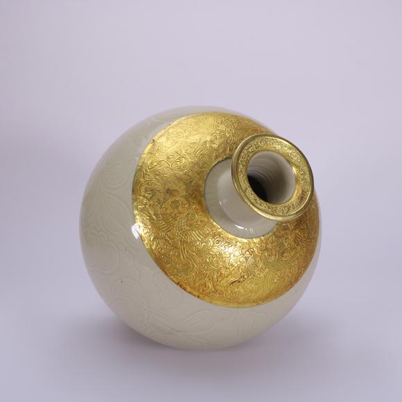 春和美術(shù)宋 鎏金鑲嵌定窯白釉花卉紋瓶
