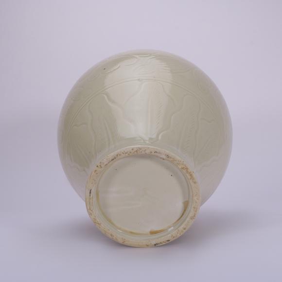 春和美術(shù)宋 鎏金鑲嵌定窯白釉花卉紋瓶