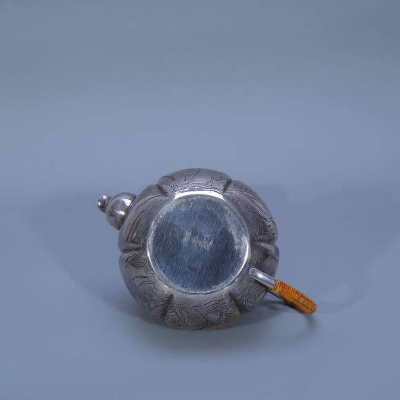 春和美術(shù)鎏金花卉紋?純銀壺