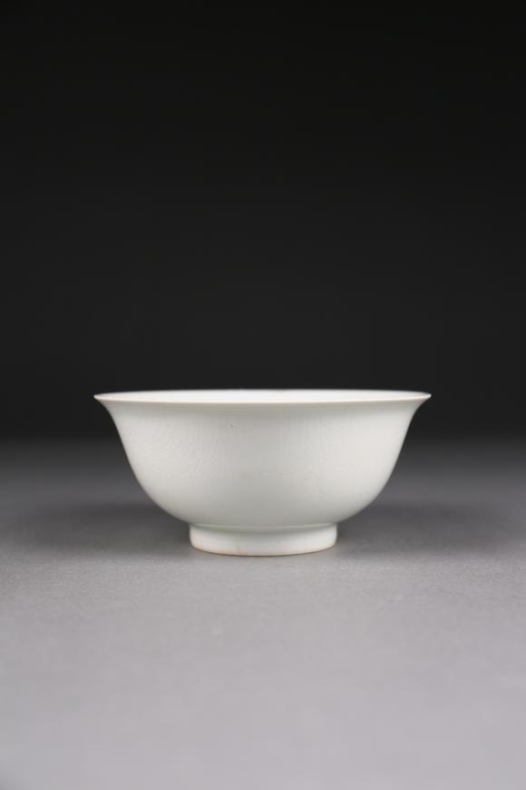春和美術甜白釉暗刻龍鳳紋碗