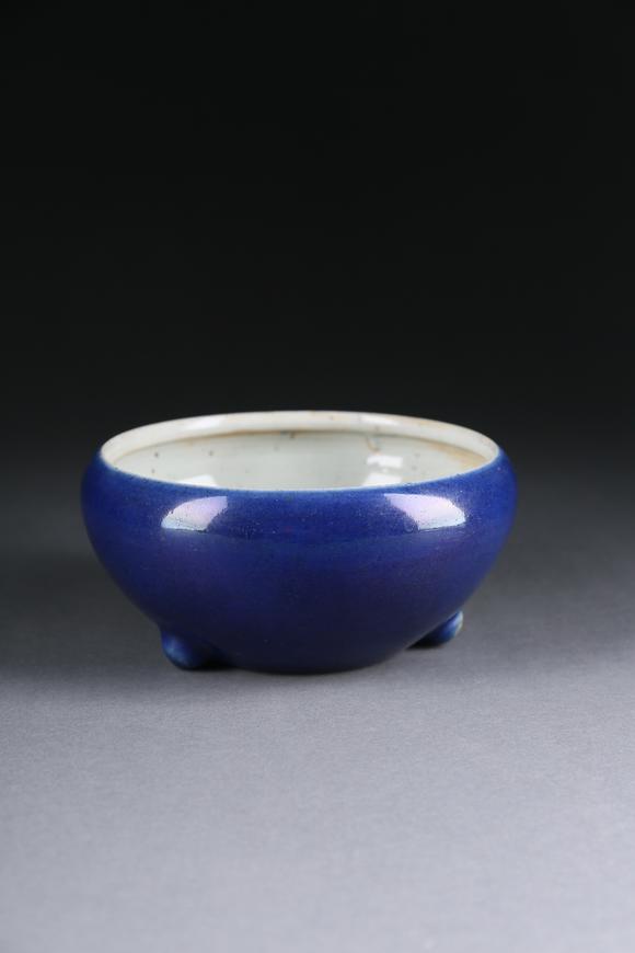 春和美術(shù)藍(lán)釉三足洗