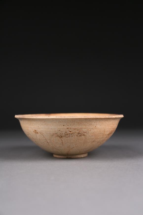 春和美術(shù)白釉蓮花瓣碗