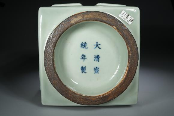北京懋隆拍賣清宣統(tǒng) 琮式瓶