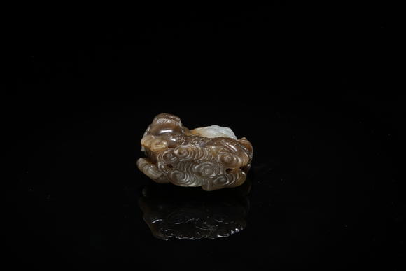 北京懋隆拍賣(mài)清 糖玉巧雕麒麟送子