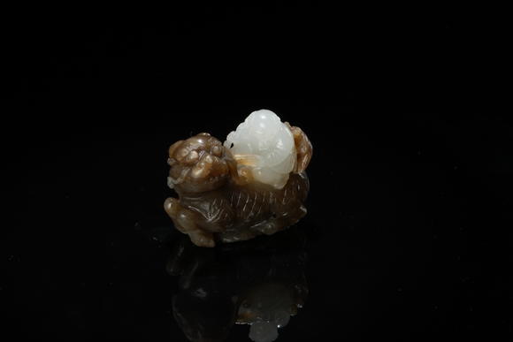 北京懋隆拍賣(mài)清 糖玉巧雕麒麟送子