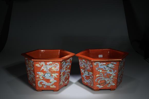 北京懋隆拍賣清乾隆 珊瑚紅地粉彩龍鳳紋六方花盆