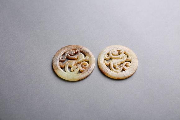 萬領國際青玉透雕螭龍佩一對