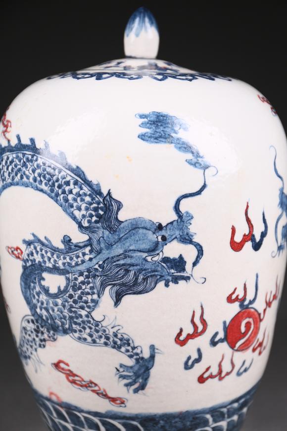萬(wàn)領(lǐng)國(guó)際青花釉里紅雙龍戲珠蓋罐