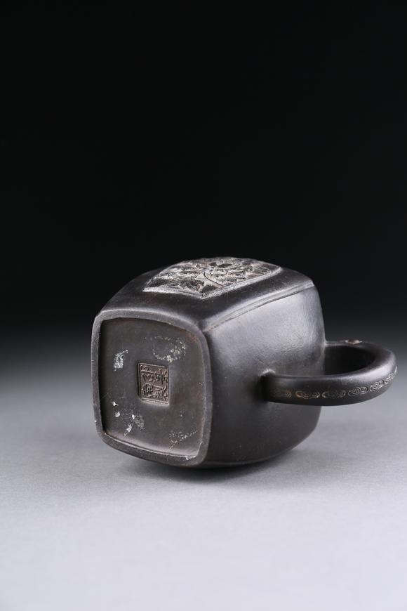 萬(wàn)領(lǐng)國(guó)際紫砂牡丹紋壺