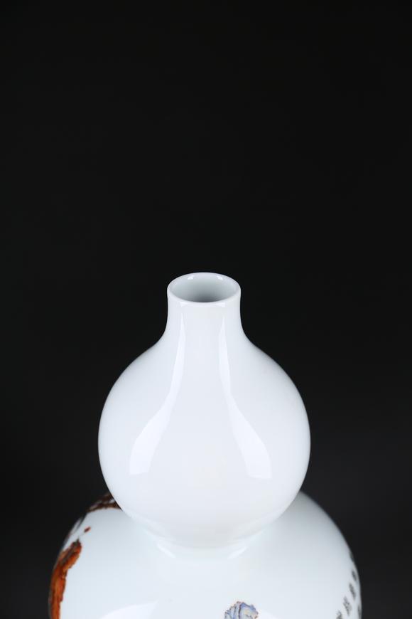 萬領(lǐng)國(guó)際粉彩論道紋葫蘆瓶