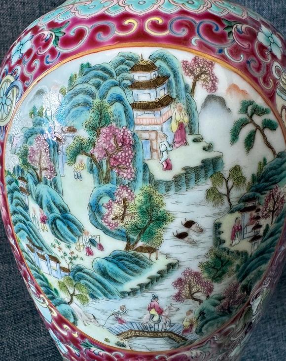  中佳信拍賣清道光 胭脂紅地洋彩花卉開窗人物山水詩文雙耳瓶