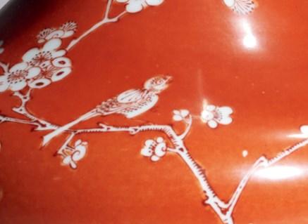  中佳信拍賣清道光 珊瑚紅地留白喜上眉梢長(zhǎng)頸撇口瓶