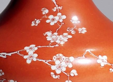  中佳信拍賣清道光 珊瑚紅地留白喜上眉梢長頸撇口瓶