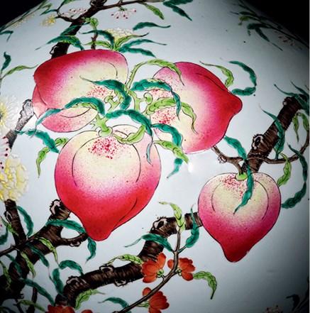  中佳信拍賣清乾隆 洋彩九熟蟠桃天球尊（瓶）