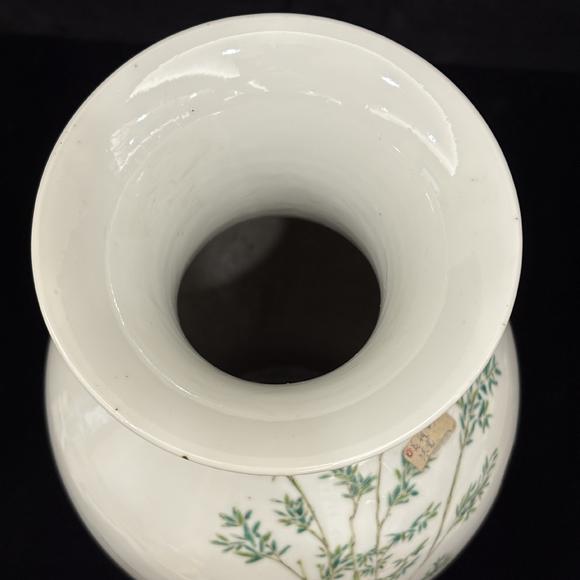 南京十竹齋粉彩人物紋觀音瓶一對