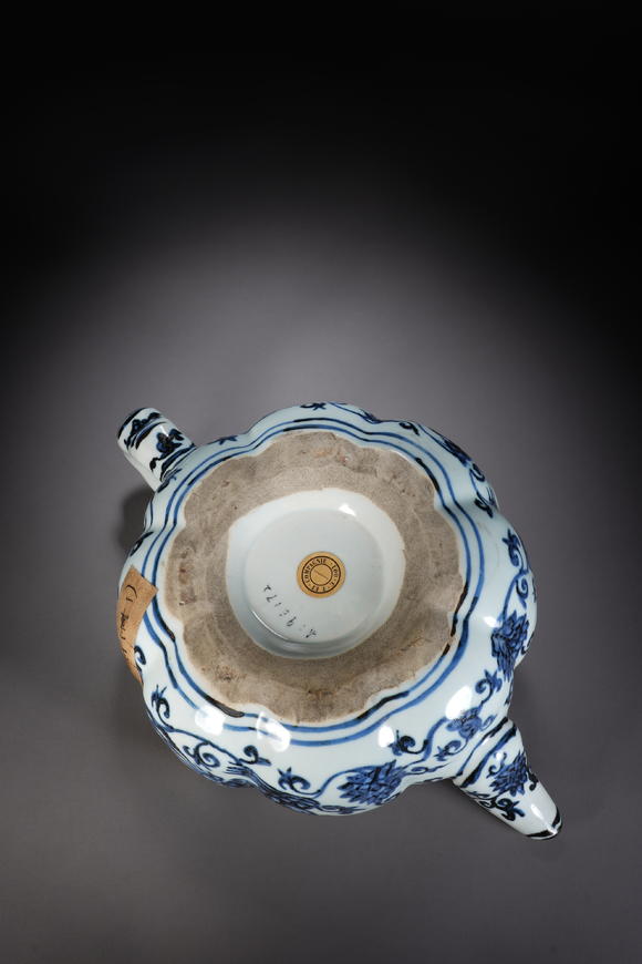 萬領(lǐng)國際明青花鳳首扁壺