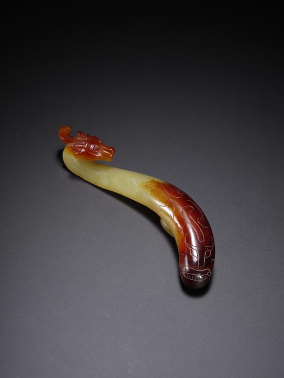 北京億宬黃玉龍帶勾 