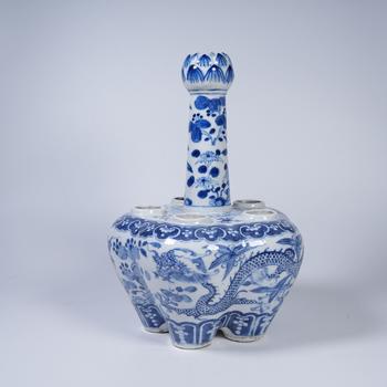 青花穿花龍紋五孔蒜頭瓶