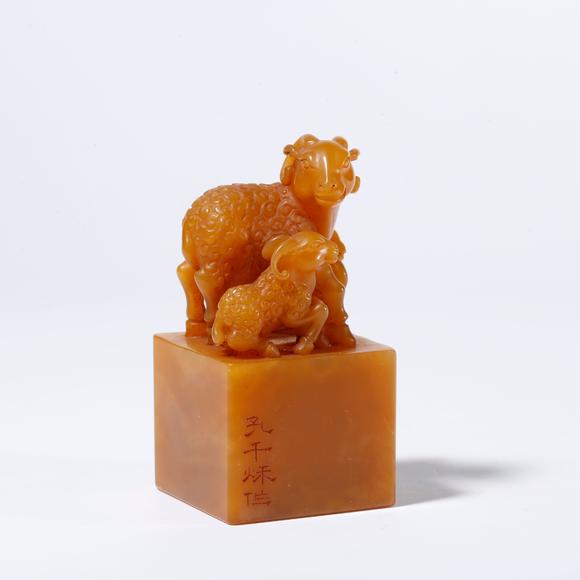 弘楊株式會(huì)社壽山田黃石雕三羊開泰鈕印章