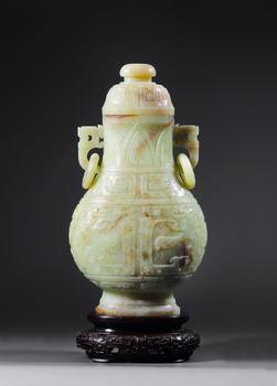 清乾隆 黃玉蕉葉饕餮紋寶瓶