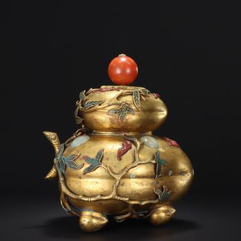 乾隆年製銅鎏金掐絲琺瑯九桃蝠薰?fàn)t