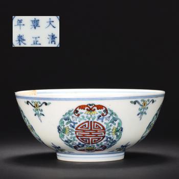 清雍正鬥彩纏枝蓮團(tuán)壽紋碗