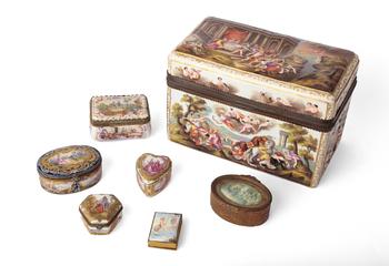 Lot 26 A COLLECTION OF CONTINENTAL PORCELAIN BOXES