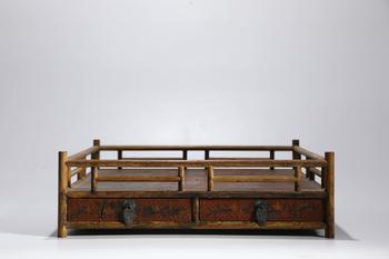 Plateau d’étude chinois ancien en bois et laque à fleurs, 17–19 s.