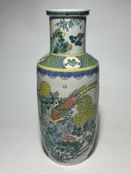Vase cylindrique doucai à faisan et fleurs saisonnières, 18–19 siècle