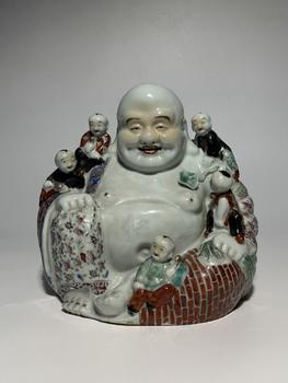 Statuette de Budai avec cinq enfants famille rose, 19–20 siècle