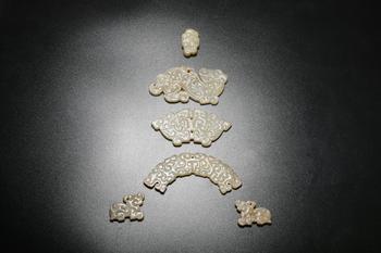 Ensemble de six ornements en jade chinois ancien à motifs de nuages, 8–3 av. J.-C.