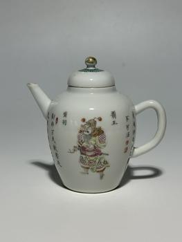 Théière famille rose à portrait de Xiang Yu, 19–20 siècle