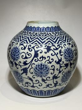 Jarre bleu à enroulements de lotus, 19 siècle