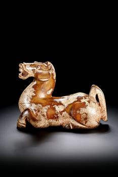 Statue en jade à cheval couché, patine brun-blanc, 2 av. J.-C.–3 ap. J.-C.