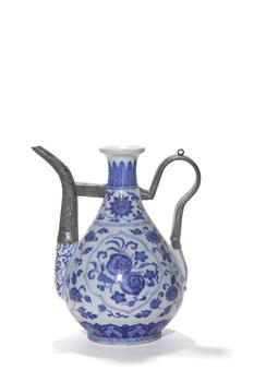 Cruche bleu et blanc à motifs de fruits et fleurs, bec et anse recouverts de métal, 18 ap. J.-C.