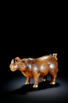 Sculpture en jade brun à rhinocéros, décor filé d’or sur tout le corps, sabots et corne dorés, 2 av. J.-C.–3 ap. J.-C.