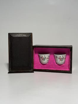 Paire de tasses cylindriques famille rose à scène de deux lettrés dans pavillon, 18–19 siècle