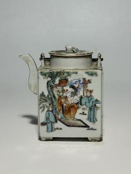 Théière carrée famille rose à personnages sous arbre, 19–20 siècle