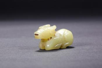 A Yellow Jade Recumbent Ox Sculpture with Carved Horns, 11th–8th BCE