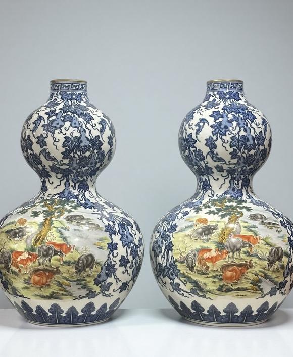 東京蕓術(shù)清乾隆 粉彩青花葫蘆纏枝開窗瑞獸紋葫蘆瓶