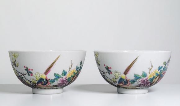 東京蕓術(shù)清乾隆 琺瑯彩花石錦雞圖碗