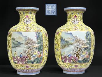 清乾隆 粉彩黃地西番蓮纏枝開窗人物故事燈籠瓶