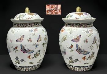 清嘉慶 粉彩折枝花卉蝴蝶紋將軍罐
