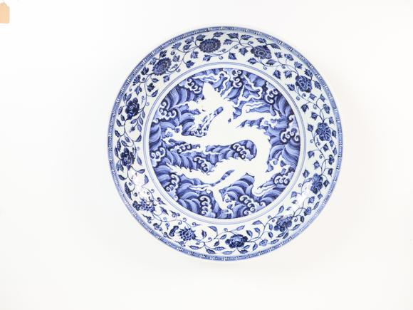北京崇仁拍賣青花海水留白龍紋大盤