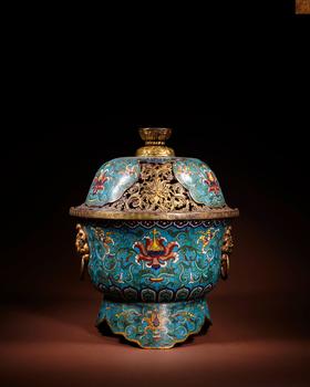 Qingganlong copper tire, filigree enamel and lotus pattern animal ear ring cover furnace | 清乾隆 銅胎掐絲琺瑯纏枝蓮紋獸耳銜環(huán)蓋爐
