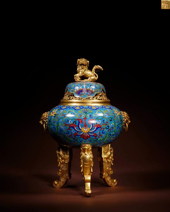 Cascade'sThree-legged cover furnace with clear, dry and long copper tires, twisted silk and enamel ears | 清乾隆 銅胎掐絲琺瑯狻猊耳三足蓋爐
